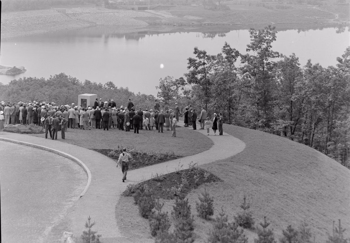 Black-and-white 1941 photo of a crowd at the dedication of the Winsor Memorial overlooking Winsor Dam
